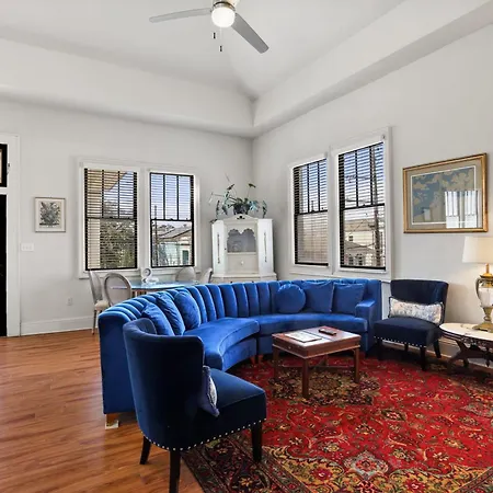 Stunning 2-Bedroom Garden District Newly Renovated-3